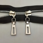 Zamek rozdzielczy kostkowy # 5 dwusuwakowy 85 cm czarno / srebrny