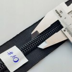Taśma suwakowa spiralna żyłkowa # 10 zamek błyskawiczny 1 metr czarna