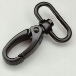 Karabińczyk gruby metalowy 30 32 / 60 mm do paska czarny mat (40)