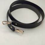 Pasek ucho do torebki 24 mm czarny z karabińczykami złote 108 cm
