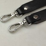 Pasek ucho do torebki 24 mm czarny z karabińczykami srebrne 108 cm