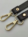 Pasek ucho do torebki 15 mm czarny z karabińczykami złoty 122 cm