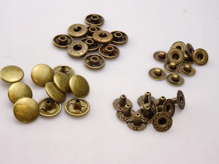 Napy zatrzaski ALFA 12,5 mm stare złoto 50 sztuk