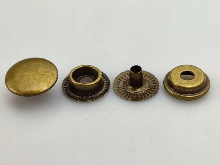 Napy zatrzaski kaletnicze 12,5 mm 50 sztuk stare złoto