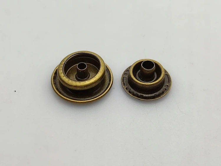 Napy zatrzaski kaletnicze 17 mm 50 szt STARE ZŁOTO
