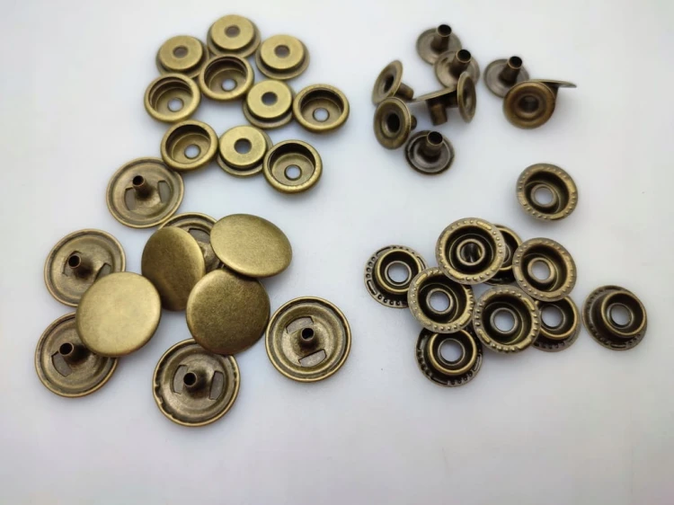Napy zatrzaski kaletnicze 17 mm 50 szt STARE ZŁOTO
