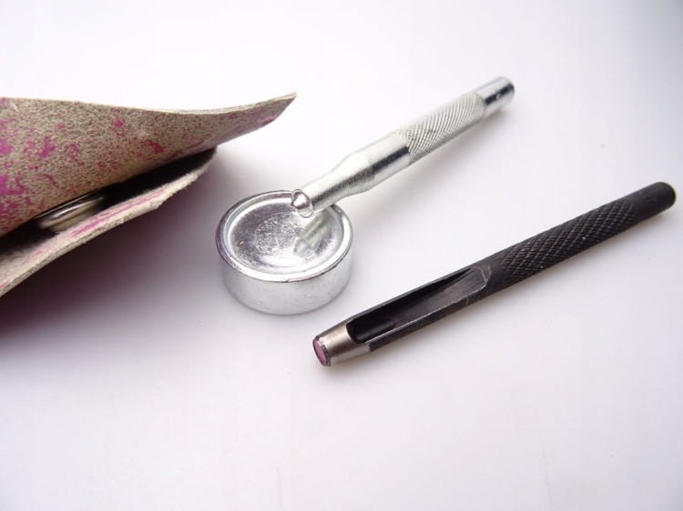 Zestaw do montażu nap zatrzasków standard 17 mm + 30 sztuk nap wycinak
