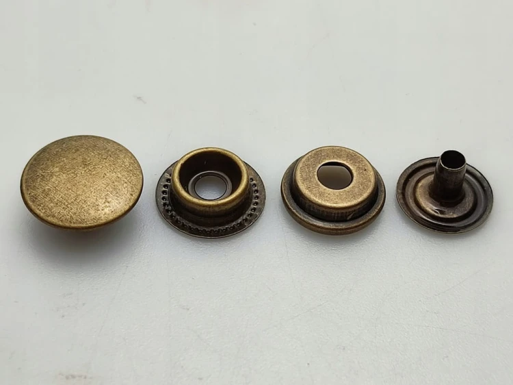 Napy zatrzaski stare złoto kaletnicze 15 mm 50 szt